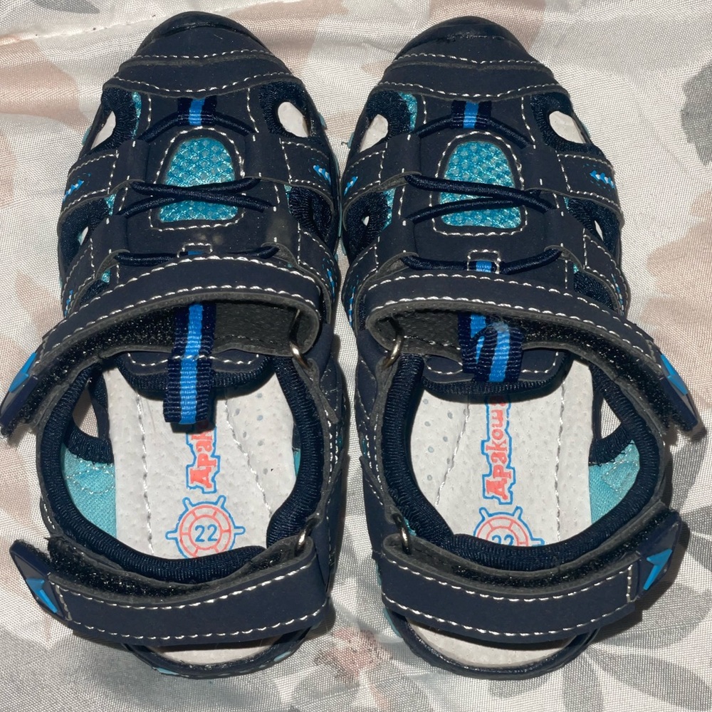 Toddler Boy sandals. NWOT. never worn! size 6C or 22